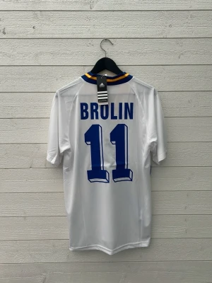 Tomas Brolin VM 1994 Sverige Fotbollströja - Säljer en Sverige fotbollströja med Brolin 11 på ryggen som är helt ny med prislapp!