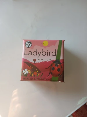 W7 Ladybird Lane rouge - Rouge från W7 i färgen Ladybird Lane. Kommer i en söt fyrkantig ask med nyckelpigemotiv och inkluderar en liten borste. Färgen är en varm, naturlig brunrosa ton som passar perfekt för att ge kinderna ett fräscht glow.