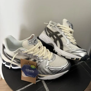 Asics gel kayano 14 - Säljer mina nya Asics gel kayano 14. Jag fick de av en vän som present. Säljer de för dom inte passar min vardagsliv. Säljer skorna för 1099kr. Aldrig använd. ❌Box till kommer inte med!⚠️