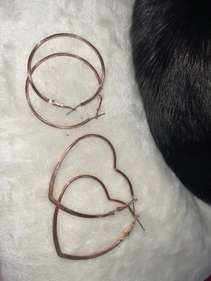 2 par örhängen i roséguld - Säljer två par örhängen som inte kommer till användning!🥰