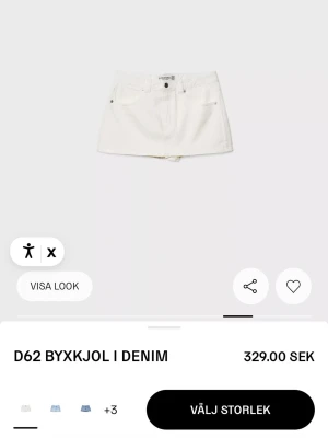Vit denimskort från stradivarius  - Superfräsch vit byxkjol i denim från stradivarius 