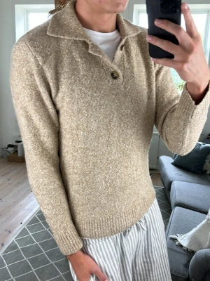 Stickad Beige Tröja  - Stilren och trendig! Inga defekter. Mått: A:44 B:43 C:42 D:61 (cm) Skriv vid fundering!😇🙌