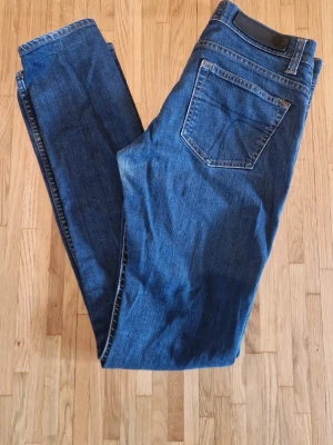 Tiger of sweden jeans - Säljer den här mörk blåa jeansen | Den är i storlek w29 l32 och passar som slim | den är väldigt bra skick och hanterats bra | skriv gärna om du har några funderingar eller frågor