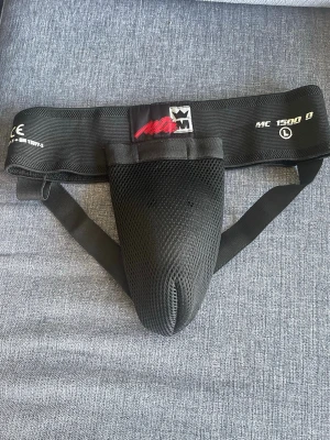 Kan användas för MMa thaiboxning och mer inte amvändt  - Säljer en svart suspensoar från Allright, modell MC 1500 D. Gjord i slitstarkt meshmaterial med bred resår i midjan och elastiska band för bästa passform. Perfekt för dig som tränar kampsport eller andra kontaktsporter.