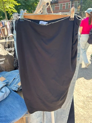 Svart kjol från Filippa K - En stilren svart kjol från Filippa K i enkel och klassisk design. Kjolen är rak i modellen och har en mjuk, stretchig känsla som gör den bekväm att bära. Perfekt till både vardags och mer uppklädda tillfällen.