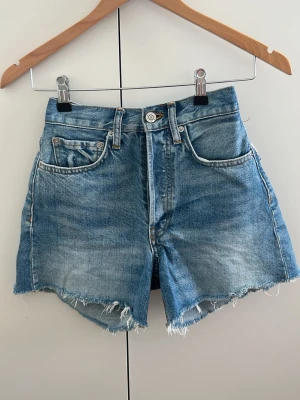 Zara blåa jeansshorts - Säljer ett par blå jeansshorts från Zara.  Shortsen har medium midja och är perfekta för varma dagar och har en avslappnad, loose passform.