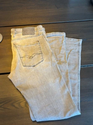 Gråa jeans från Replay - Snygga grå jeans från Replay med klassisk femficksdesign och diskret logga på bakfickan. Jeansen har smal passform och raka ben. Pris kan diskuteras!