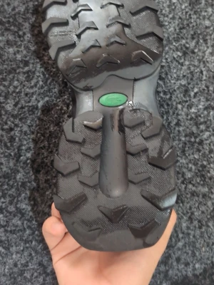 Svarta sneakers från Lacoste - Säljer ett par svarta sneakers från Lacoste med robust sula och grovt mönster för extra grepp. Skorna har textil- och syntetmaterial, diskret logga på sidan och sportig design. Perfekta för dig som gillar streetwear och vill ha något stilrent.