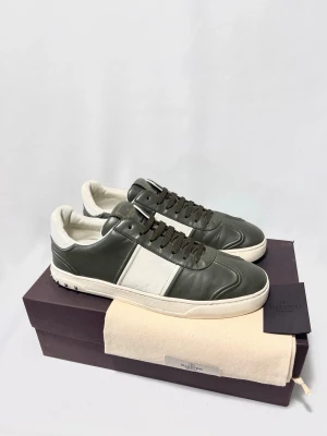 Valentino Flycrew Sneakers  - Valentino Flycrews i en riktigt fet och unik colorway! Toppskick, inga större defekter. Storlek 43,5 men sitter ca 1 storlek större. Obs ej orginal box. Kontakta mig för fler frågor och funderingar!