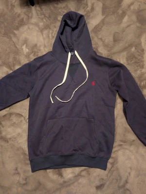 Polo Ralph Lauren hoodie mörkblå - Ralph Lauren hoodie mörkblå i storlek M/L. Öppen för bud