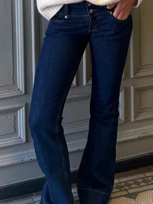 Low mörkblå jeans  - Snygga mörkblå bootcut jeans från Junkyard med låg midja och två knappar fram. Köpta i höstas och ej använda, är 173 och de är bra i längd som man ser på första bilden!💙 orgpris är 700