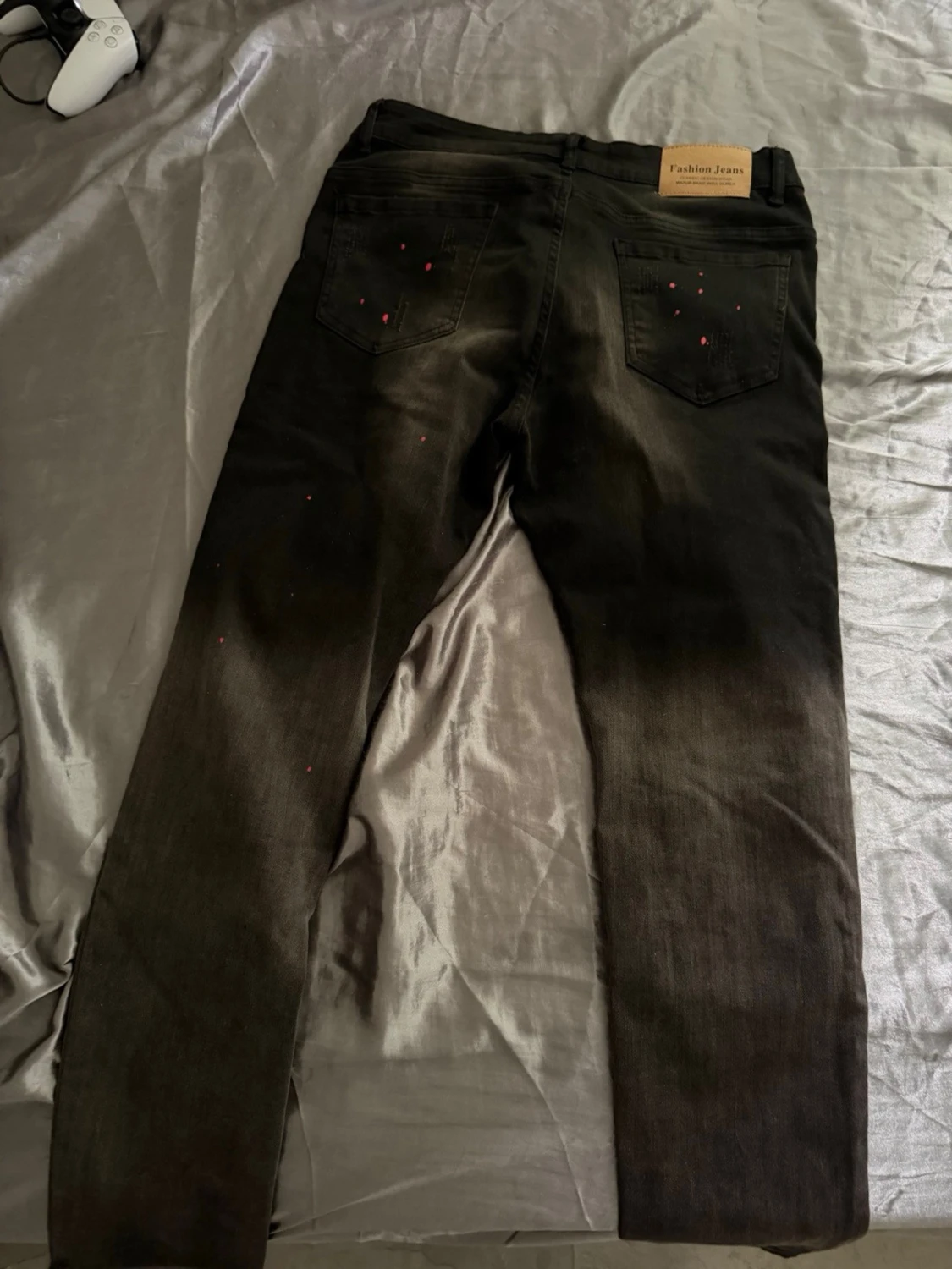 Svarta jeans med färgstänk och slitningar - 3