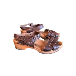Bruna träskor/ sandaler/ sommarskor, vintage/ retro/ hippie/ 60s/ 60tal/ 70s/ 70tal - Vintage bruna träskor med låg klack, (använt skick, se bilder)