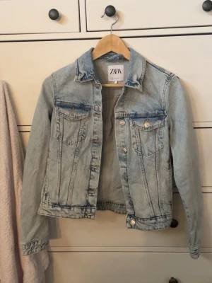 Jeansjacka - En jeansjacka från zara i storlek xs. Knappt använd 💕