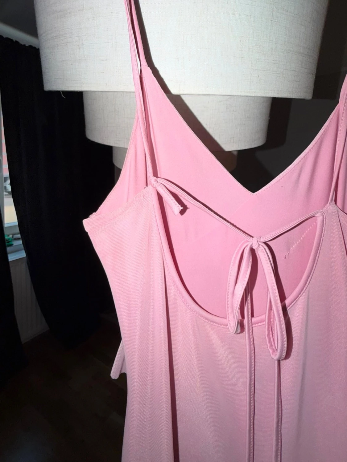 Lång rosa klänning med volang - 2