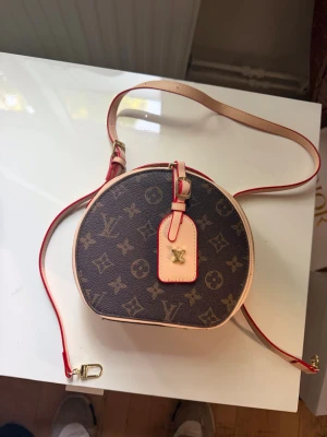Louis Vuitton väska  - Knappt använd inga skador eller slitage, fraktar samma dag som köp .