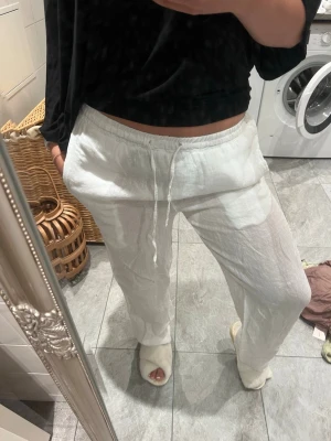 Vita linnebyxor  - Säljer ett par snygga & super sköna vita linnebyxor. Storleken står inte men jag har oftast S/M. 