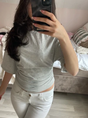 Ljusgrå tröja - Trendig ljusgrå top som är tight i midjan och lösare i ärmarna.  Från Gina. Pris kan diskuteras 🥰