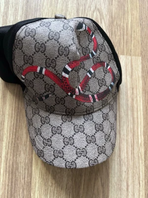 Keps med orm på - Säljer en keps med en röd orm på. Den är i ny. Skickar snabbt📦 pris går att diskuteras vid snabb affär!
