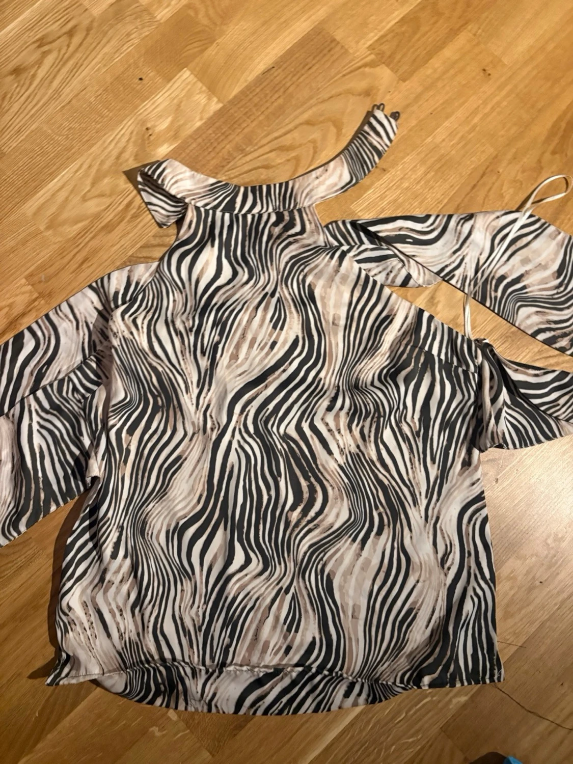 Zebramönstrad offshoulder blus