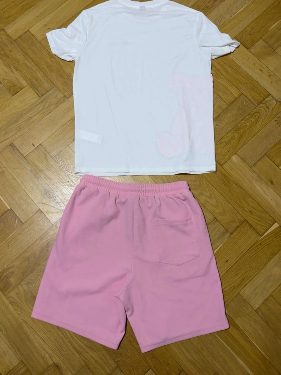 Set med vit t-shirt och rosa shorts - 1