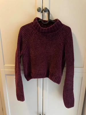vinröd stickad tröja - En vinröd stickad tröja från H&M. Är i storlek XS men funkar även bra för S. Är ganska sliten lite här och var.