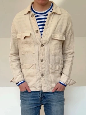 Acne overshirt - Sjukt fet beige overshirt från A day's march. Den är i bra skick och sitter strl D, hör av er vid funderingar!
