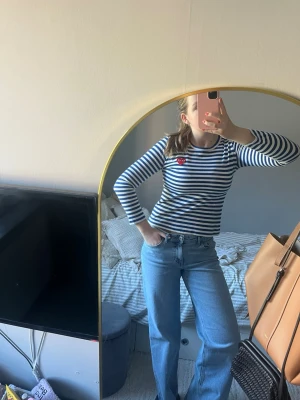 Randig långärmad tröja Comme des Garçons - Snygg och tidlös randig långärmad tröja från Comme des Garçons PLAY med det ikoniska röda hjärtat på bröstet ❤️ Marinblå/vit randig – funkar till allt och aldrig ur stil. Storlek: S Passform: Klassisk PLAY-fit Skick: Väldigt fint skick, inga hål eller fläckar 100 % original Perfekt basplagg för både vardag och mer uppklätt.  Nypris - 1 499 kr  📦 Skickas snabbt 🤍 Mängdrabatt vid köp av flera plagg – kolla gärna min profil