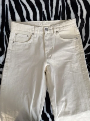 Vita jeans Arket - Säljer vita jeans från arket. Säljer eftersom att byxorna inte passar mig vid midjan. Längden på jeansen är cirka 146-163 cm. Pris kan diskuteras❤️