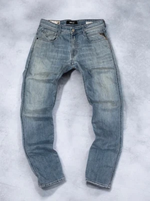 Ljusblå jeans från Replay - Snygga ljusblå jeans från Replay med klassisk femficksdesign och diskreta slitningar framtill. Jeansen har raka ben och detaljerad söm vid fickorna samt en liten svart logolapp på myntfickan. Perfekta för en avslappnad och trendig stil.