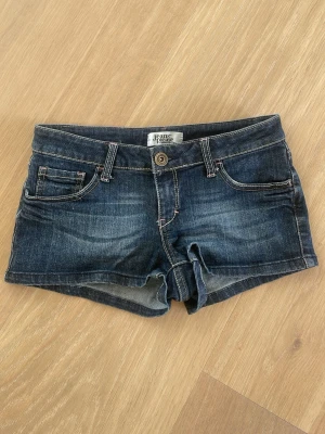 Mörkblå jeansshorts från Jeans Please - Korta mörkblå jeansshorts från Jeans Pulse med klassisk femficksdesign, knapp och dragkedja framtill samt bälteshällor. Perfekta för varma dagar och enkel att matcha med olika toppar.skriv för fler bilder eller mått!pris kan diskuteras!💗