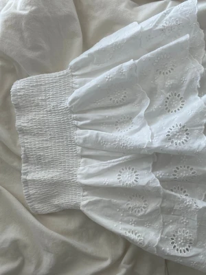 Kjol - Jätte fin kjol i storlek 170-176, passar S & M. Kjolen är använd en gång och är köpt på kidsbrandstore💕