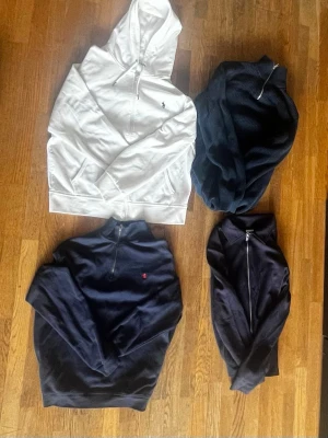 Vit hoodie från Polo Ralph Lauren - Hej! Säljer lite kläder pga att jag gått ner i vikt och ”tyvärr” passar kläderna mig inte längre. Fick de i present när jag fyllde 17. Hoodien och half zippen är från ralph lauren, stickade halfzippen från zara och full zippen är från selected homme. Har ingen aning exakt vad allt kostade, har inga kvitton men skulle nog värdera allt som allt runt 4500-5000 kr ny pris. Kan släppa allt de här för 3000 men byte till mindre storlek skulle också vara intressant. Kläderna passar L, XL. Jag är nu M/ S