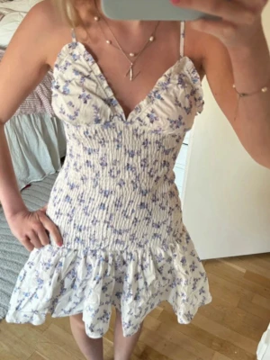Zara klänning  - Söt och trendig kort klänning från Zara som knappt är använd!💕