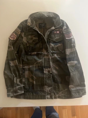Abercrombie & fitch jacka field jacka  - Riktigt snygg och eftertraktad Abercrombie fitch jacka. fint skick inga fel storlek S kan även passa XS kan ta mått vid behov. Endast 450 kr ej hugget i sten kom gärna med frågor och prisförslag har även mycket mer liknande i min profil alla storlekar kolla gärna stor rabatt vid köp av flera 😁✌️