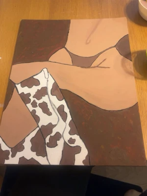 Abstrakt tavla med brunvita motiv - Säljer en handmålad tavla med abstrakt motiv av en kropp i bruna och beige toner, samt ett tyg med brunvitt koskinnsmönster. Målningen är gjord på canvas och har en modern, stilren känsla. Säljer dock inte just denna tavla men man skulle kunna beställa en och välja själv färgen på bakgrunden, trosorna och stövlarna 