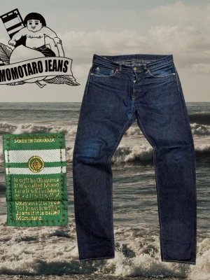  Selvedge Momotaro Jeans  - Strl 35, fråga gärna om mått om ni vill ha det🙌  15.7oz broken twill selvedge denim från Momotaro med klassiska GTB-stripes. Made in Japan.  Sjukt fint skick med lite fade och inga hål eller blowouts. Perfekta för någon som inte vill ha ett sönderfadat par utan vill att denimen ska sätta sig efter en själv.  Nypris runt 4500–5000kr  Mitt pris 2100 som inte är hugget i sten. 🪨   Hör gärna av dig vid intresse, mått eller fler bilder så löser vi det.