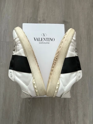 Valentino skor - Tjenare, säljer mina valentino skor med andledning dom inte kommer till andvändning. Dom är perfekt för finare tillfällen eller bara för att vara stilig i vardagen. Kan bytas mot något annat par skor hör av er issånaffal kan ge och ta pengar då. Pris kan diskuteras vid snabb affär