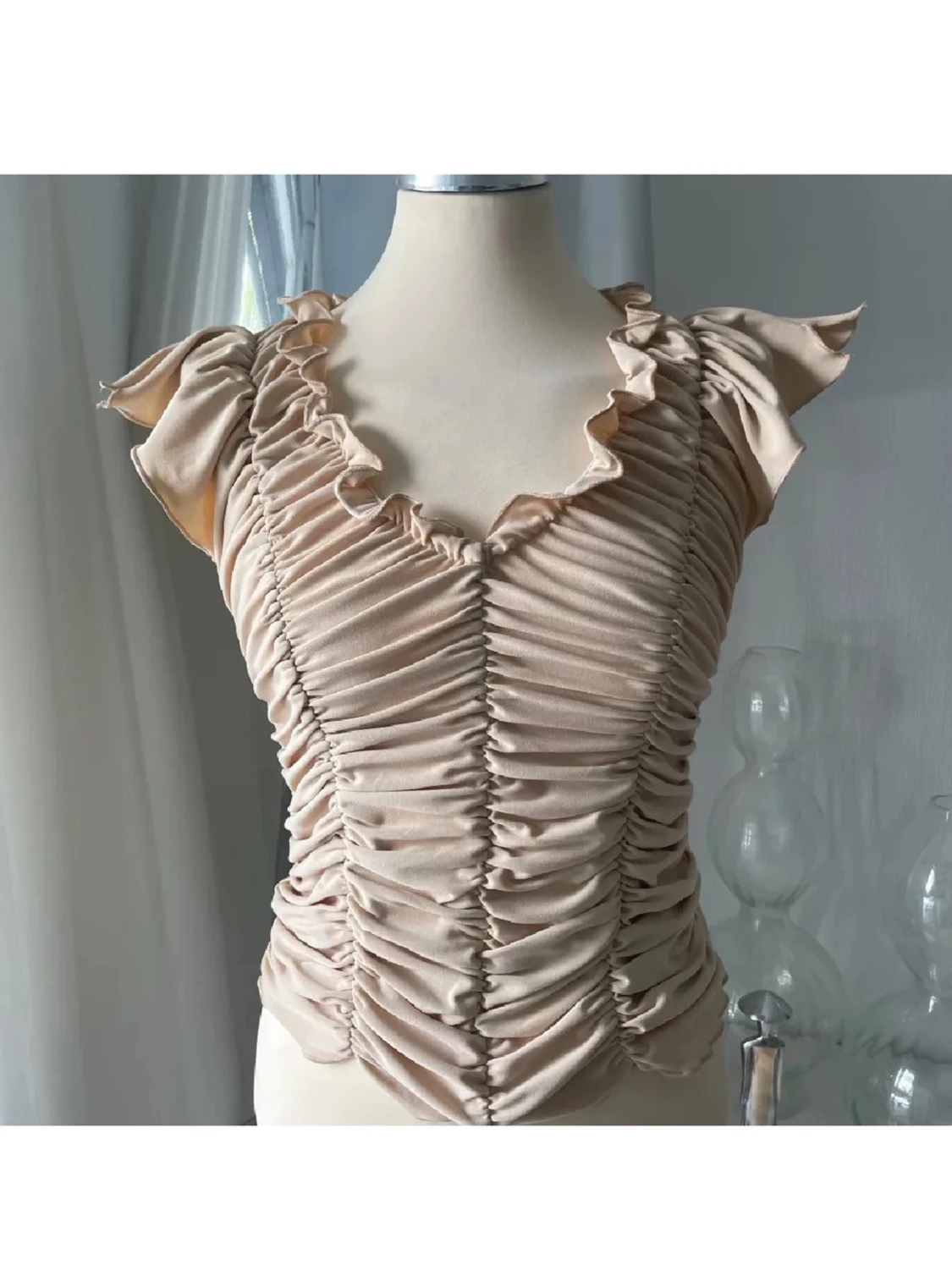 Beige omlottopp med volangdetaljer
