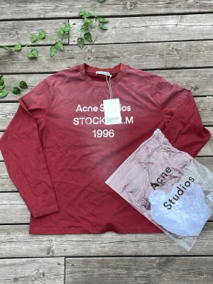 Acne studios long sleeve - Tja! Säljer en svin cool acne studios tröja i unik stil. Färgen röd är väldigt ovanlig. Den har klassiska slitningar. Storleken är S. Relativt normal i storlek. Lite oversize.           Hör av er vid frågor!