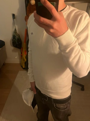 Vit sweatshirt från GANT - Fet vit Gant tröja.   Den är i storlek xs och är i extremt bra skick. Jag säljer den för bara 249kr, när den som ny kostar 700kr! Snälla kontakta mig vid minsta fråga!