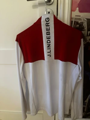 Ziptröja J.Lindeberg -  ziptröja från J.Lindeberg. Size M. Bra skick. 