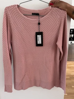 Rosa stickad tröja från STOCKH LM - Snygg rosa stickad tröja från STOCKH LM med unik strukturstickning och rund halsringning. Tröjan har långa ärmar och ribbade muddar vid ärmslut och nederkant. Perfekt för dig som gillar en stilren och trendig look. Helt ny med prislapp på, säljer pågrund av fel storlek, älskar tröjan o super fin💕💕
