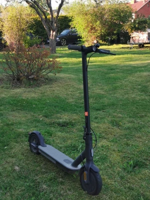 Svart elscooter Xiaomi - Säljer en svart, grå elscooter från Xiaomi,knappt använd, ingen laddare, får komma och hämtas adress pm. med stilren design. Scootern har bred fotplatta med halkskydd, stora hjul och handtag med display. Perfekt för att ta sig runt i stan på ett smidigt sätt.