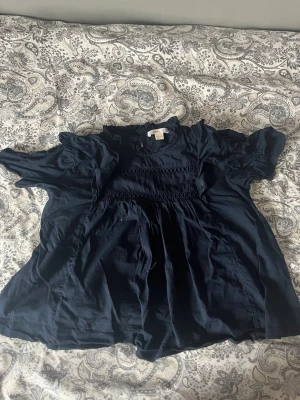 Mörkblå blus med volang från Gina Tricot - mörkblå blus från Gina Tricot i strl 146/152, använd men i bra skick💕 