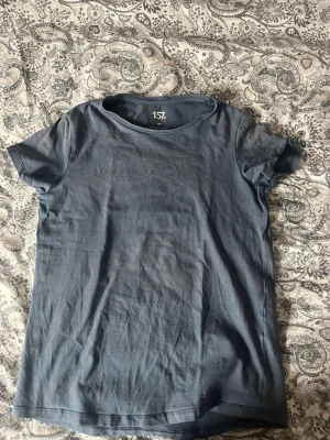 Blå basic t-shirt från 157 - En enkel blå t-shirt från 157 i strl 150! Använd fåtal gånger men är i nyskick!💕 