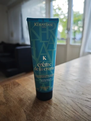 Kérastase Crème de la Crème stylingkräm - Nypris 399:-. Mer än hälften kvar. En blå tub med Kérastase Crème de la Crème, en stylingkräm som ger medium stadga. Perfekt för att kontrollera och forma håret vid föning. Tuben rymmer 125 ml och har guldfärgad text samt svart lock.