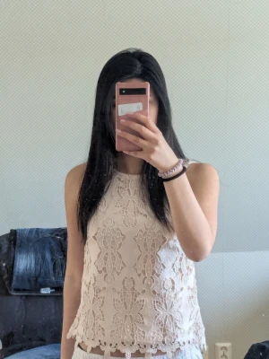 Beige spetsblus från H&M - Säljer ett superfint beige spetslinne från H&M i storlek XS. Toppen har ett vackert broderat spetsmönster. Pris kan självklart diskuteras och är ganska öppen för låga förslag🌸 säljer då den ej kommer till användning.