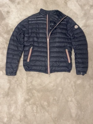 Moncler Jacka - Säljer en Moncler Daniel jacka Skick: 8,8/10🧮  Inkluderat: Moncler galje Ingår!♦️  Pris: 3199kr ej hugget i sten🎗️  Storlek: S/M=2♣️  Snabbaffär = priset sänks-SERIÖSA BUD🔓