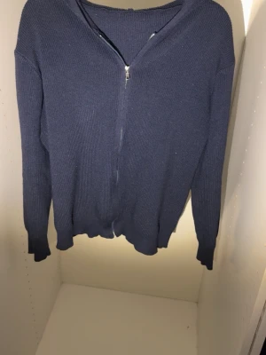 Mörkblå zip hoodie - Mörkblå zip hoodie med dragkedja. Riktigt skön och den är lite tunnare vilket blir perfekt nu när de börjar bli varmt. Perfekt för lager på lager och passar till det mesta. Inga defekter. Skriv privat för mer bilder eller info.